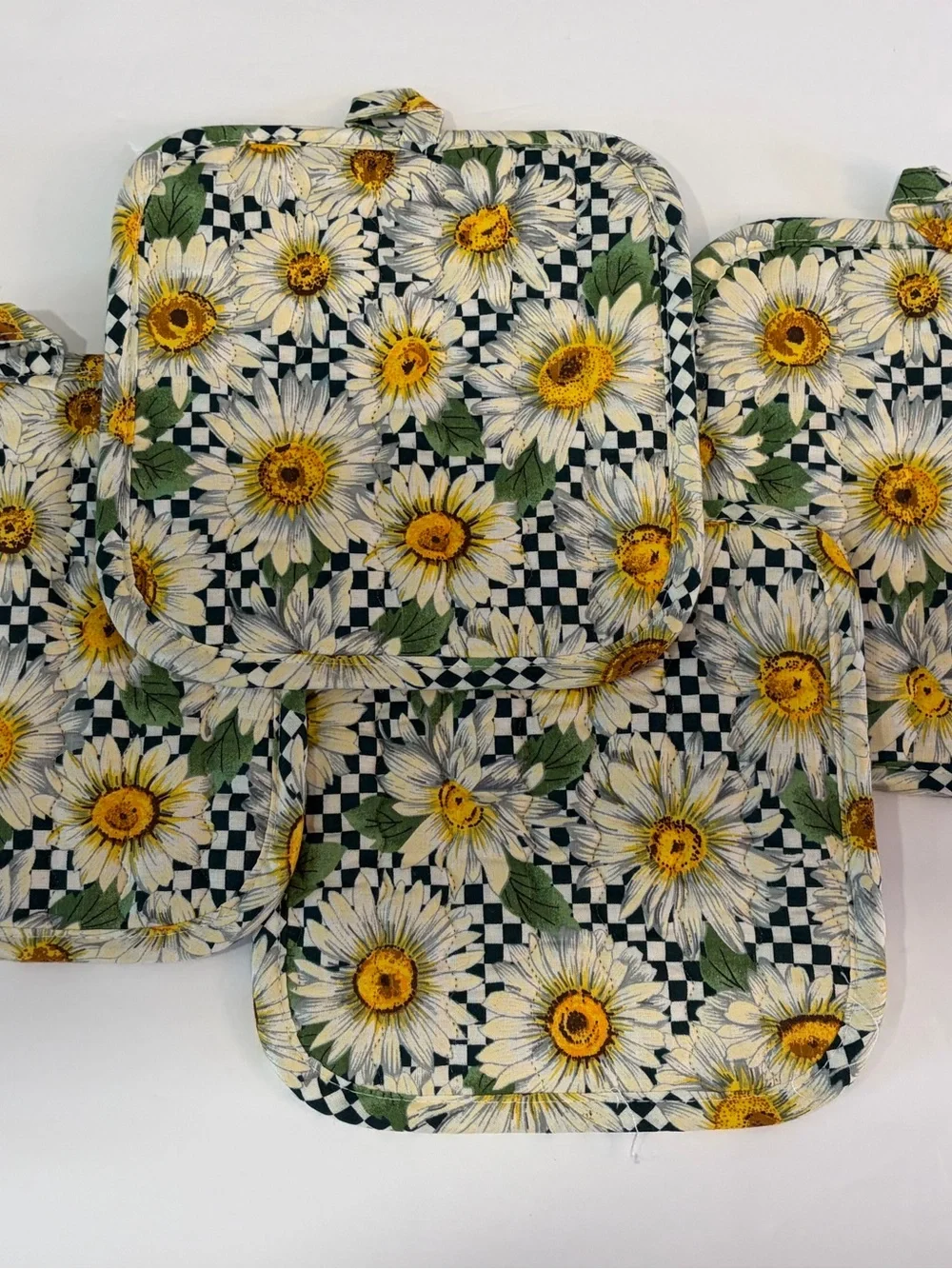 Set Of 4 Vintage -style quilted cotton pot holders with Daisy Pattern NWOT